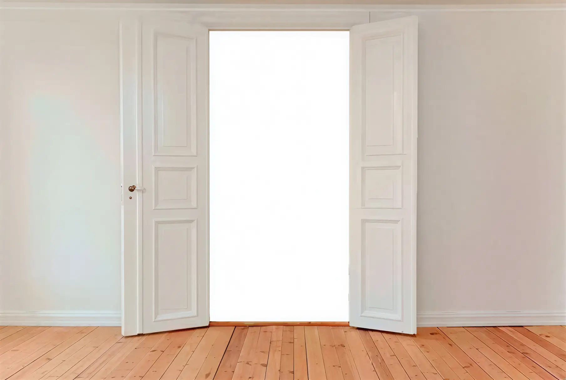 Los Pintores Móstoles lacando puerta interior en blanco con acabado profesional