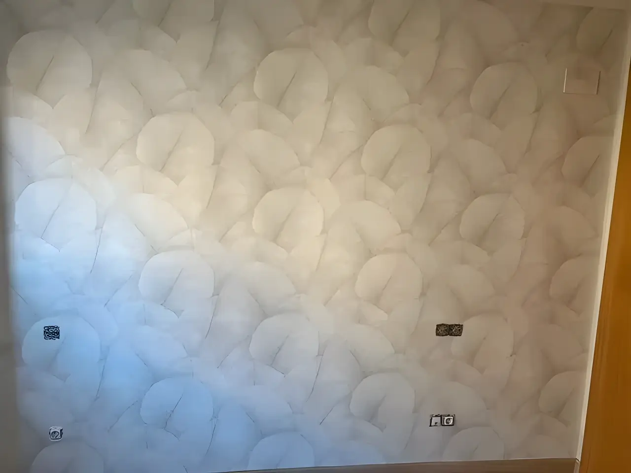 Los Pintores Móstoles aplicando papel pintado de textura clara en salón reformado