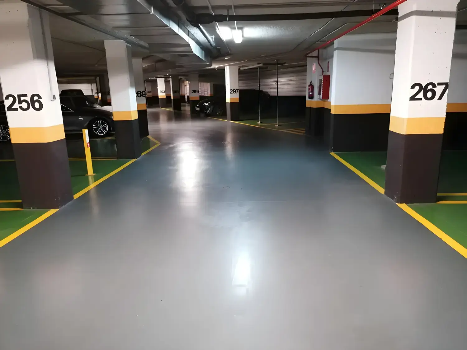 Garaje comunitario pintado y señalizado por Los Pintores Móstoles