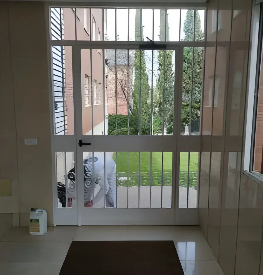 Portal de comunidad pintado por Los Pintores Móstoles con acabado luminoso