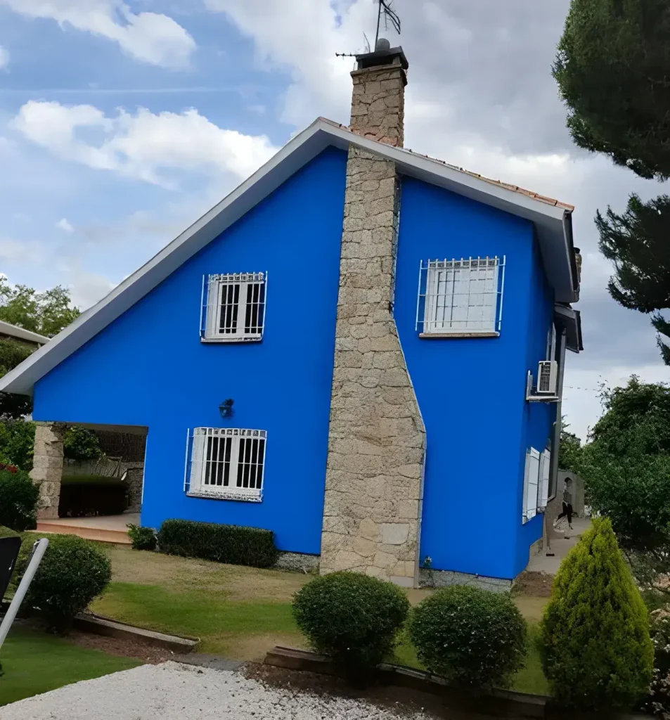Los Pintores Mostoles pintando fachada de casa unifamiliar en color azul intenso