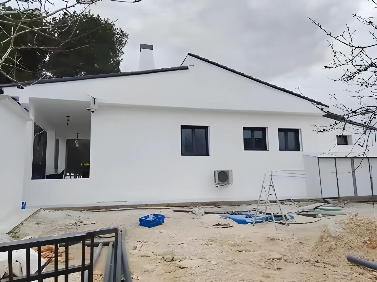 Los Pintores Móstoles Fachada de chalet blanco recién pintada con acabado profesional