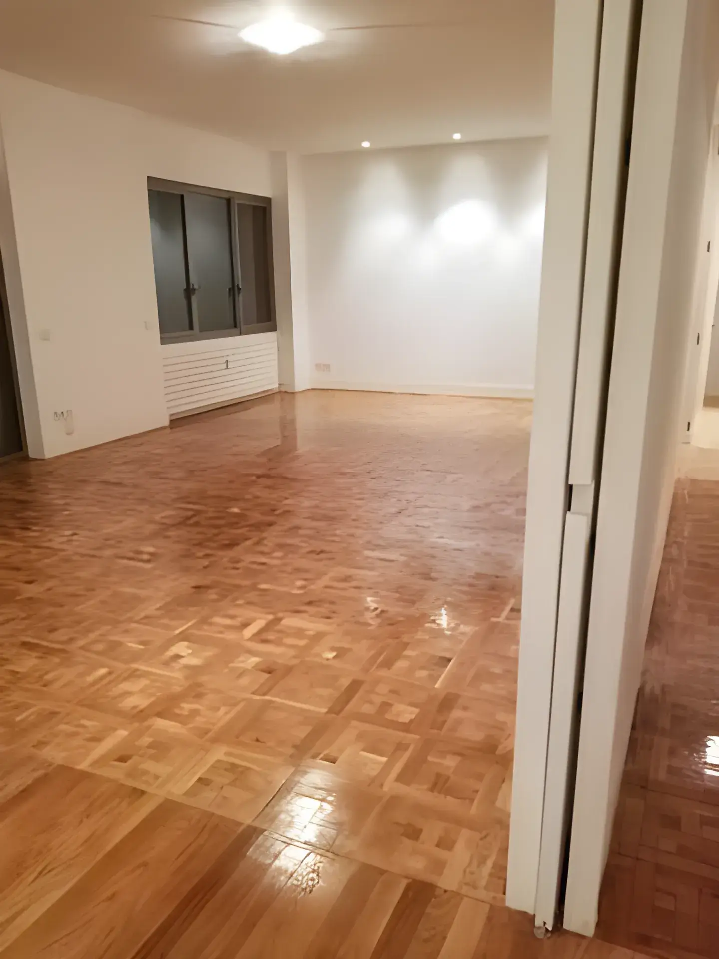 Salón amplio pintado en blanco por Los Pintores Móstoles, acabado limpio y luminoso