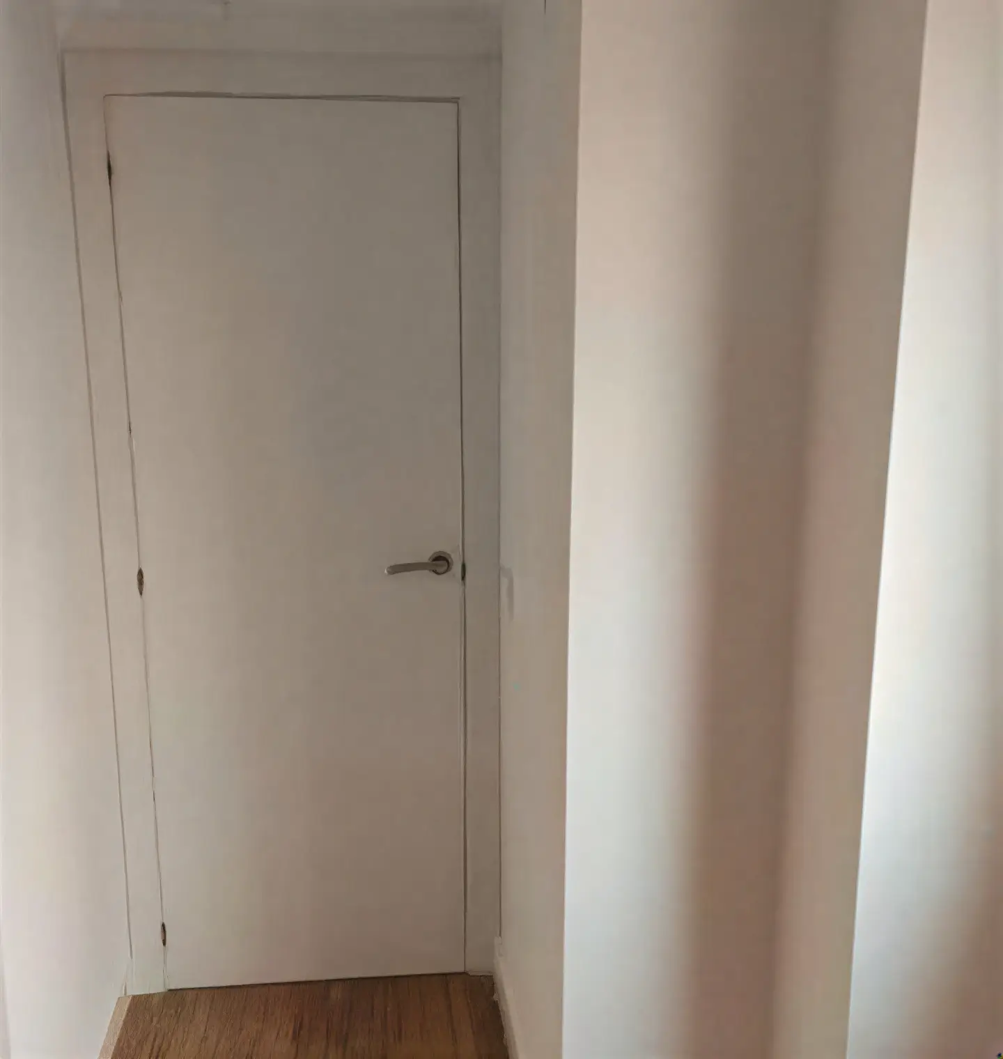 Puerta interior lacada en blanco en pasillo realizada por Los Pintores Móstoles