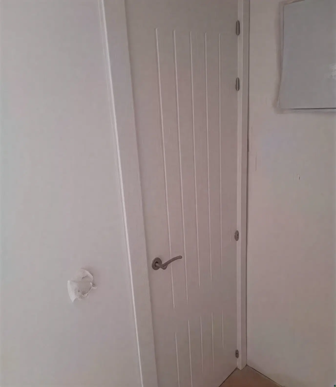 Puerta moderna con ranuras lacada en blanco por pintores profesionales en Móstoles