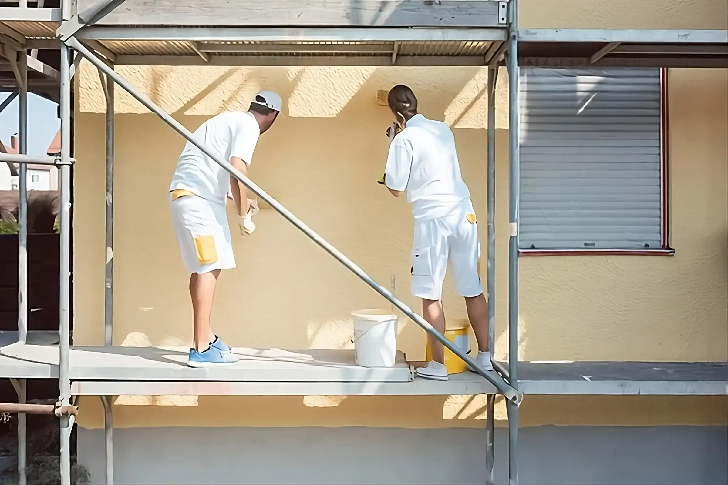 Los Pintores Mostoles aplicando pintura exterior de alta calidad en fachada de vivienda